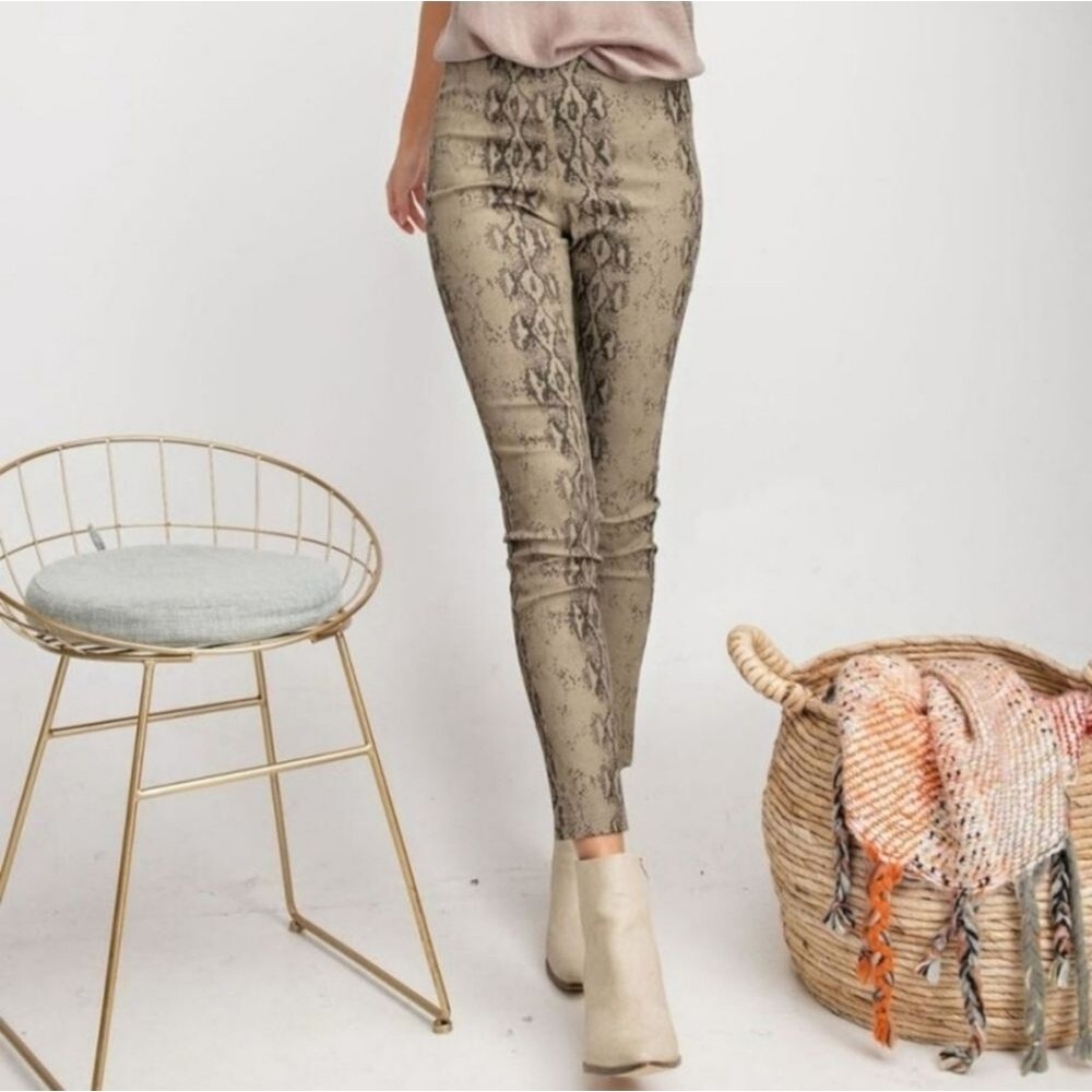 Easel Tan Snake Print Cropped Pull On Pants Size Medium - Picture 16 of 16